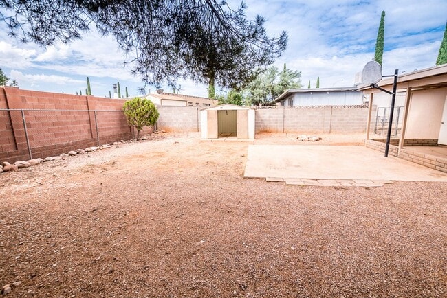 Building Photo - Spacious 3 Bedroom, 2 Bath Home with Updat...