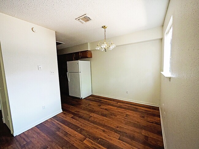 Building Photo - 2 Bedroom, 1.5 Bath Apartment In Lockhart