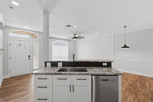 Building Photo - Remodeled 3 Bed Townhome