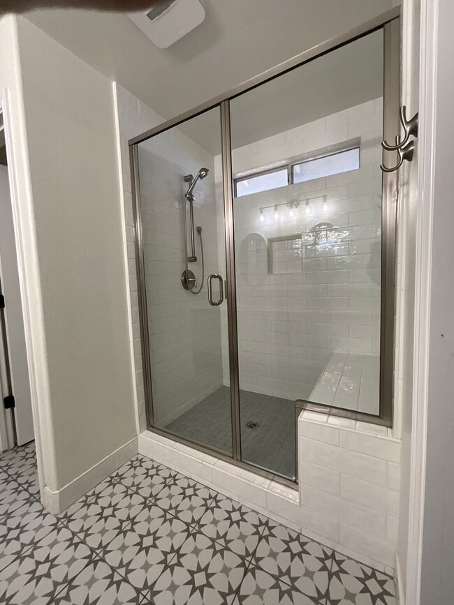 Building Photo - Updated 3 Bedroom 2 Bath Home in Fresno!