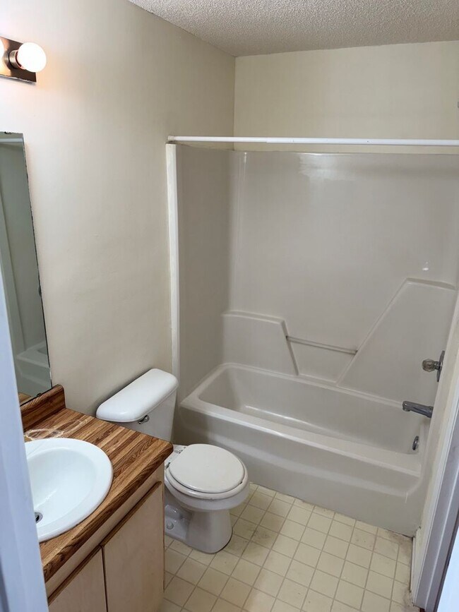Building Photo - Well Maintained Townhouse....1/2 Off 1st Month's Ret