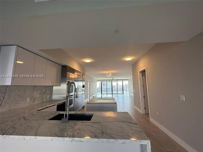 Building Photo - 5000 Island Estates Dr