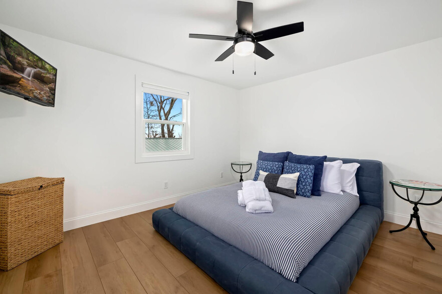 Building Photo - 1158 N Sunset Dr