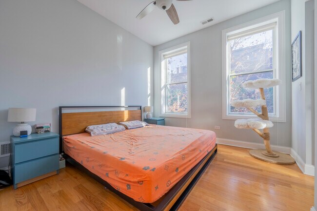 Building Photo - 2056 N Damen Ave