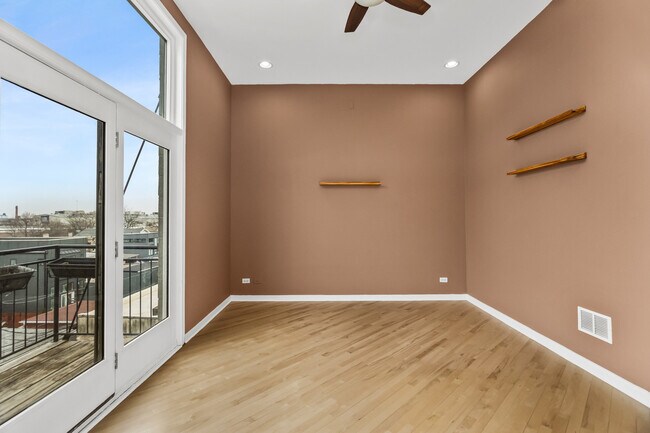 Building Photo - 2625 W Chicago Ave