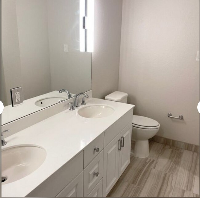 Building Photo - 1514 E 15th St