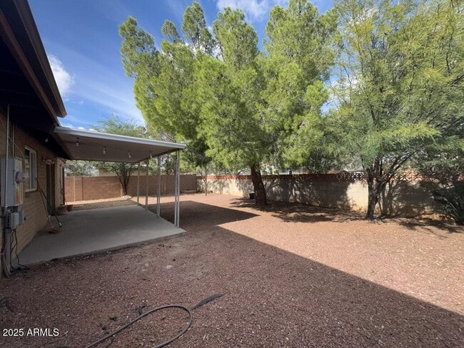 Building Photo - 433 Meadows Dr