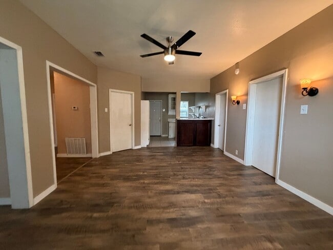 Building Photo - Charming 3-bedroom, 1-bath home is conveniently located with quick access to grocery stores, rest...
