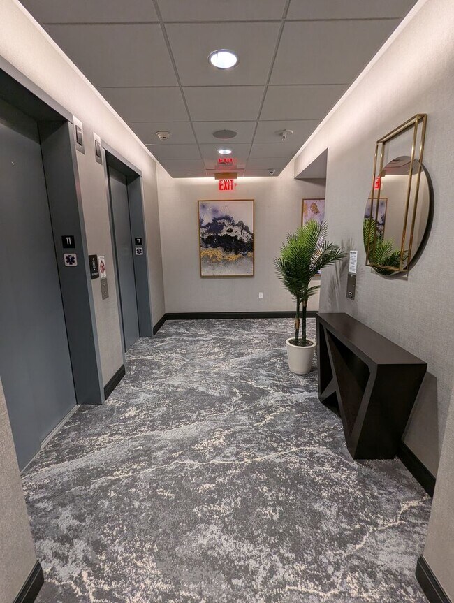 Building Photo - Stunning Downtown 1 Bedroom Condo at The L...