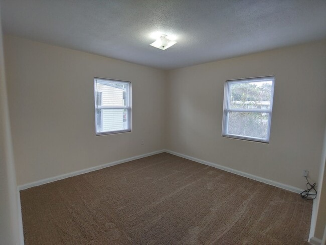 Building Photo - Cute 3BR/1BA cottage with central heat & a...