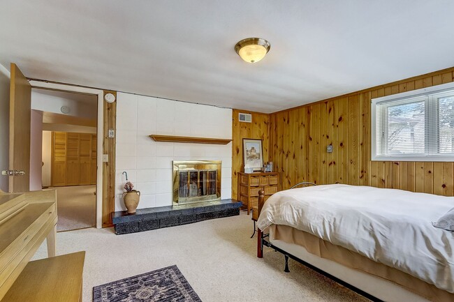 Building Photo - Charming Bi-Level Home in Sunset Village -...