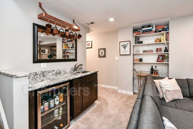 Building Photo - 1015 Woods Pl