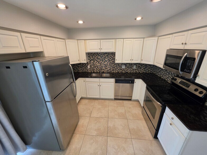 Building Photo - 665 Palm View Dr