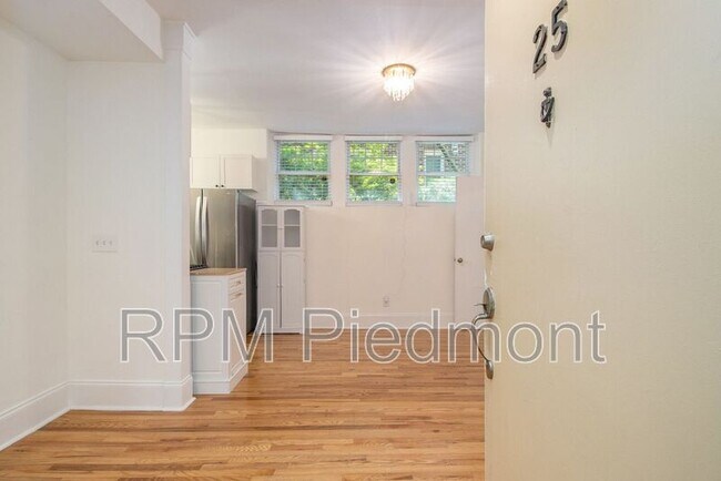 Building Photo - 741 Frederica St NE