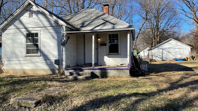Primary Photo - 2 Bedroom 1 Bathroom Home. PET FRIENDLY