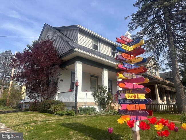 Building Photo - 229 Iona Ave