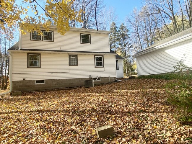 Building Photo - 4-Bedroom, 1 Bath Home on Wooded Lot near ...