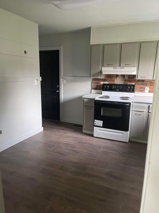 Building Photo - COZY 3 BED, 1 BATH HOUSE WITH FENCED IN BACKYARD LOCATED IN VINE GROVE