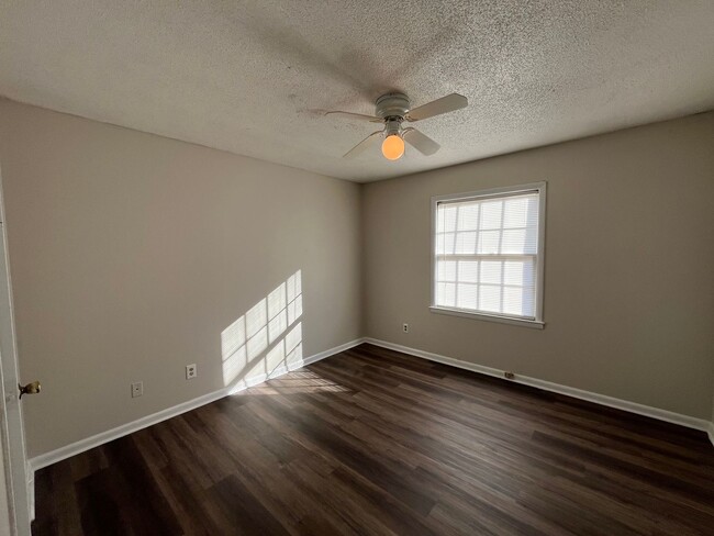 Building Photo - 906 E Brookwood Dr