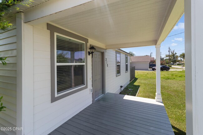 Building Photo - 310 N Bonita Ave