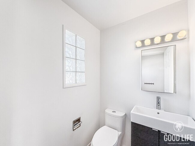 Building Photo - Beautiful 2B/1.5BA Condo For Rent In Unive...