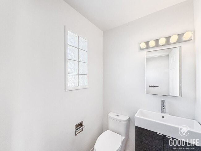 Building Photo - Beautiful 2B/1.5BA Condo For Rent In University City!