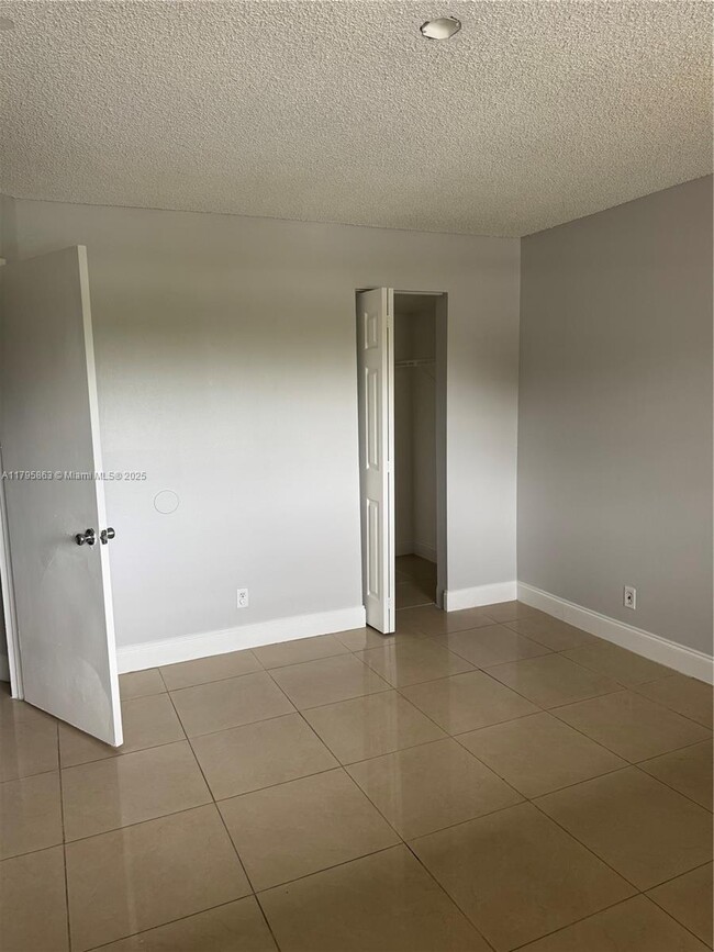 Building Photo - 8051 S Colony Cir