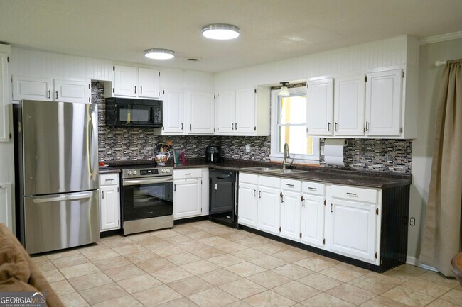 Building Photo - 307 Pinewood Dr