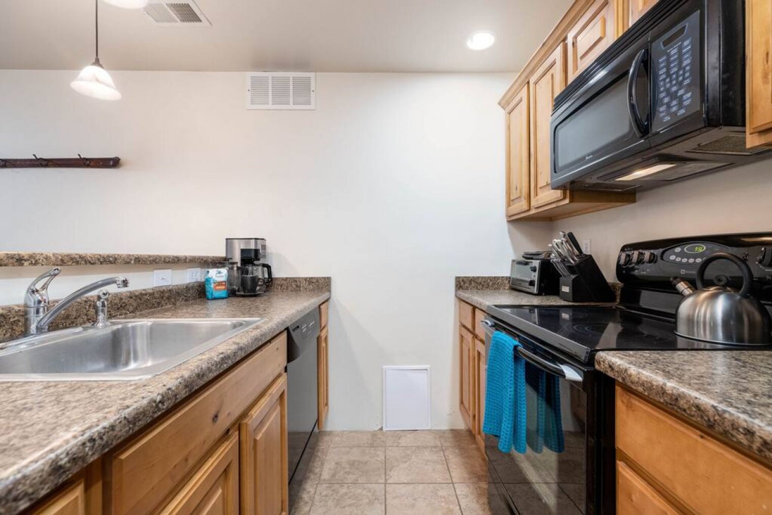 Building Photo - 2560 Cavalier Dr