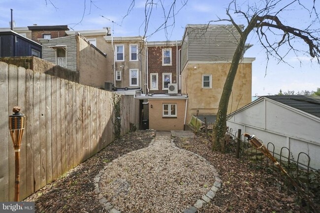 Building Photo - 3737 Calumet St