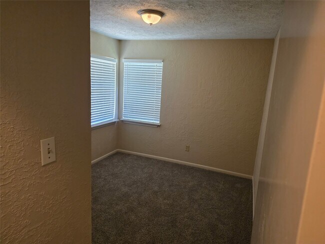Building Photo - 12902 Skymeadow Dr