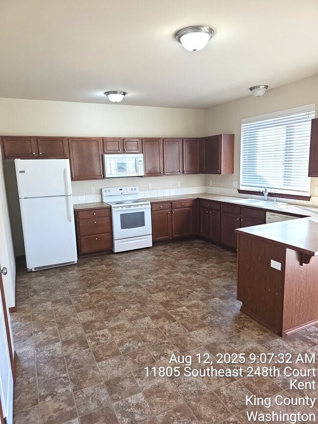 Building Photo - East Hill Kent 4 bedroom 2.5 bathroom with...