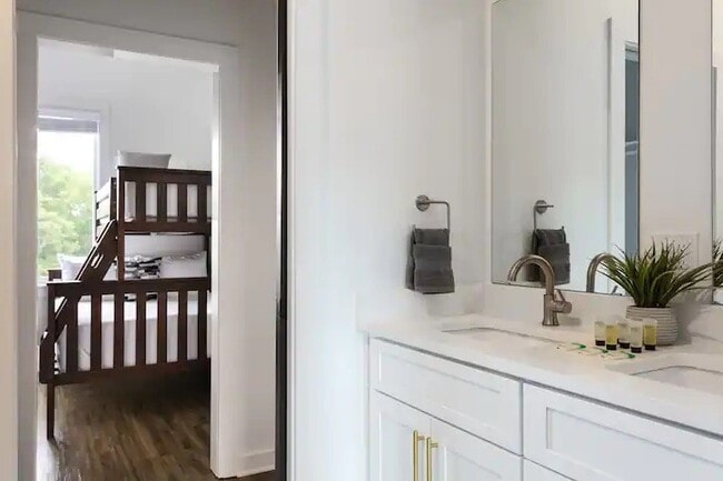 Building Photo - 738 Douglas Ave