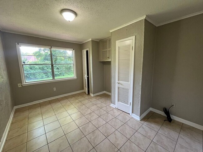 Building Photo - Renovated 4 Bedroom 1.5 Bath Home for Rent!