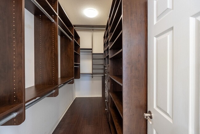 Building Photo - "Spacious 3-Bedroom Oasis with 2 Baths and 2,287 Sq Ft in Bradenton!"