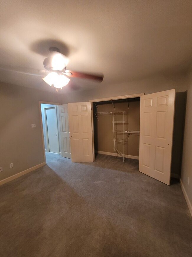 Building Photo - Home in Benton