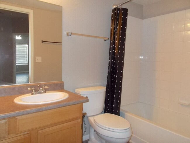 Building Photo - Bright Ground-Floor Condo in Gated Traverse Point with Pool & Spa Amenities