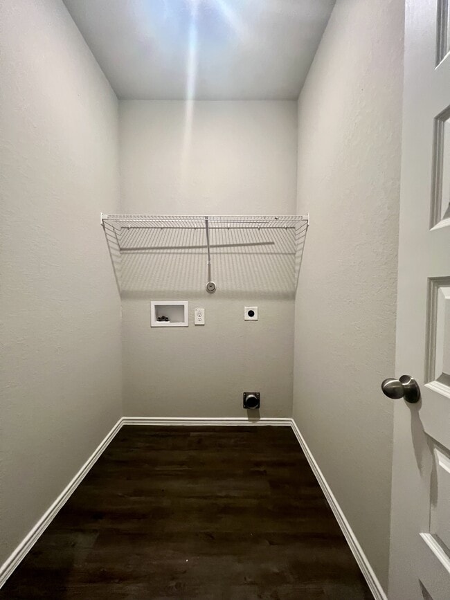 Building Photo - 596 Jennifer Wy