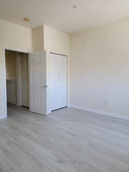 Building Photo - 221 Greenwich Cir