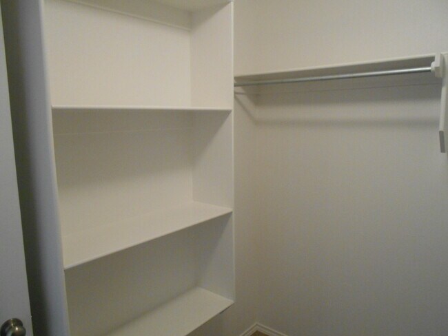 Building Photo - 6 or 12 month lease! Half off first full m...