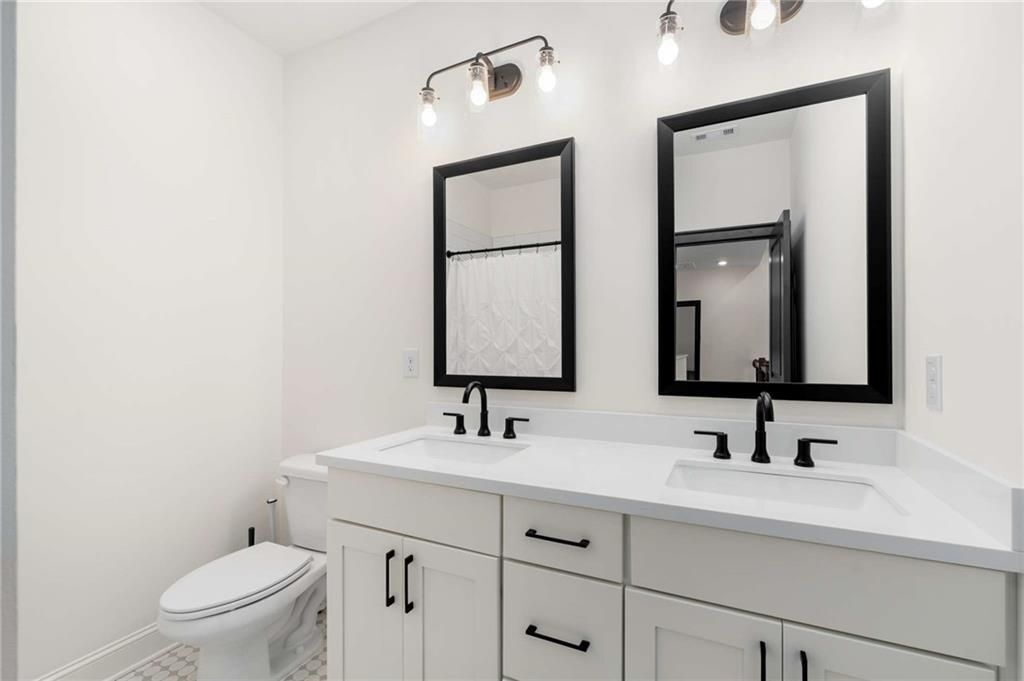 Building Photo - 520 Walden Glen Ln