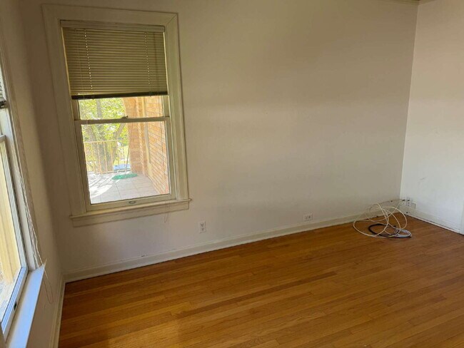 Building Photo - 327 E Rosewood Ave