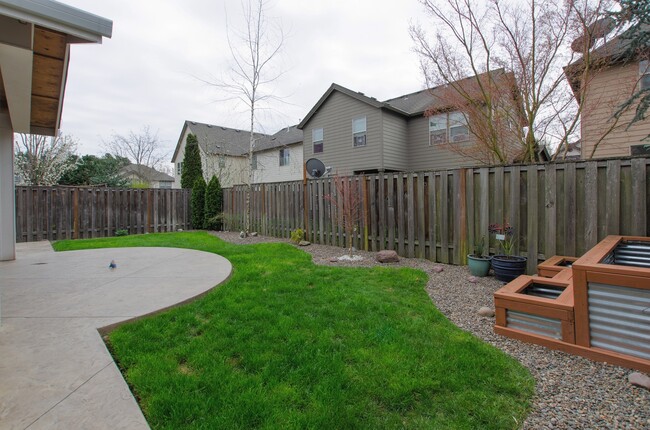 Building Photo - Large 3 bdrm / 2.5 bath with open floor pl...