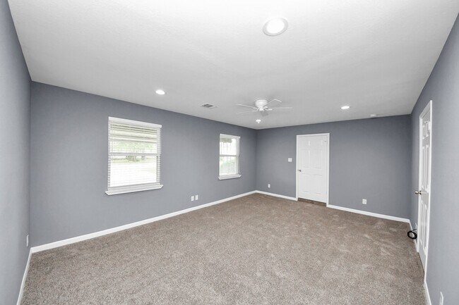 Building Photo - 10021 Hazelhurst Dr