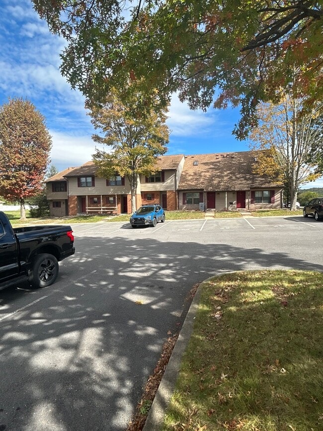 Building Photo - 11 Peachtree Ln