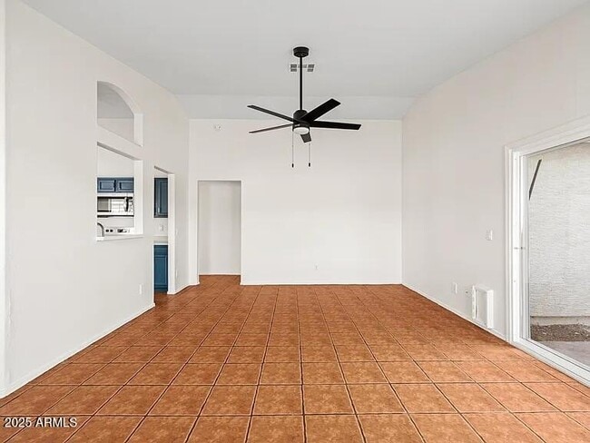 Building Photo - 1083 E Boston Ct