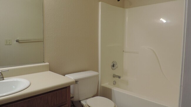 Building Photo - 3 bedroom 2 bath duplex