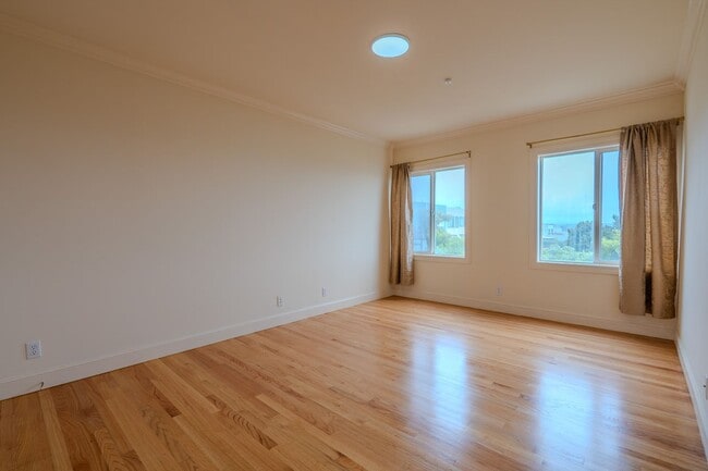 Building Photo - Spacious 2 Bedroom Home Near Stonestown
