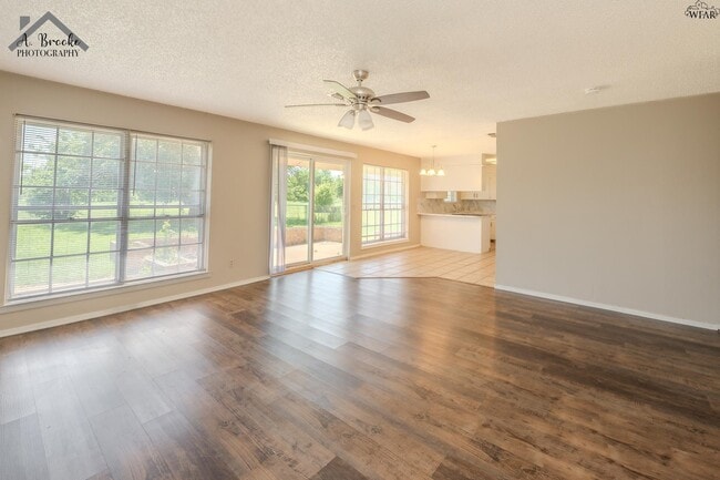 Building Photo - 1118 Crescent Ln