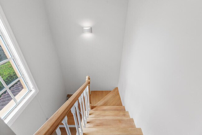 Building Photo - 1060 Lake Shore Dr